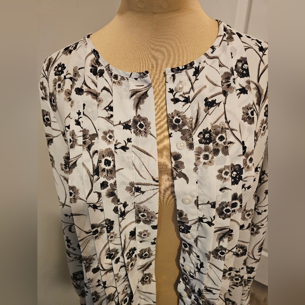 Karl Lagerfeld Black and White Floral Blouse Button-up Top Pearl Button Sz M - Picture 2 of 5